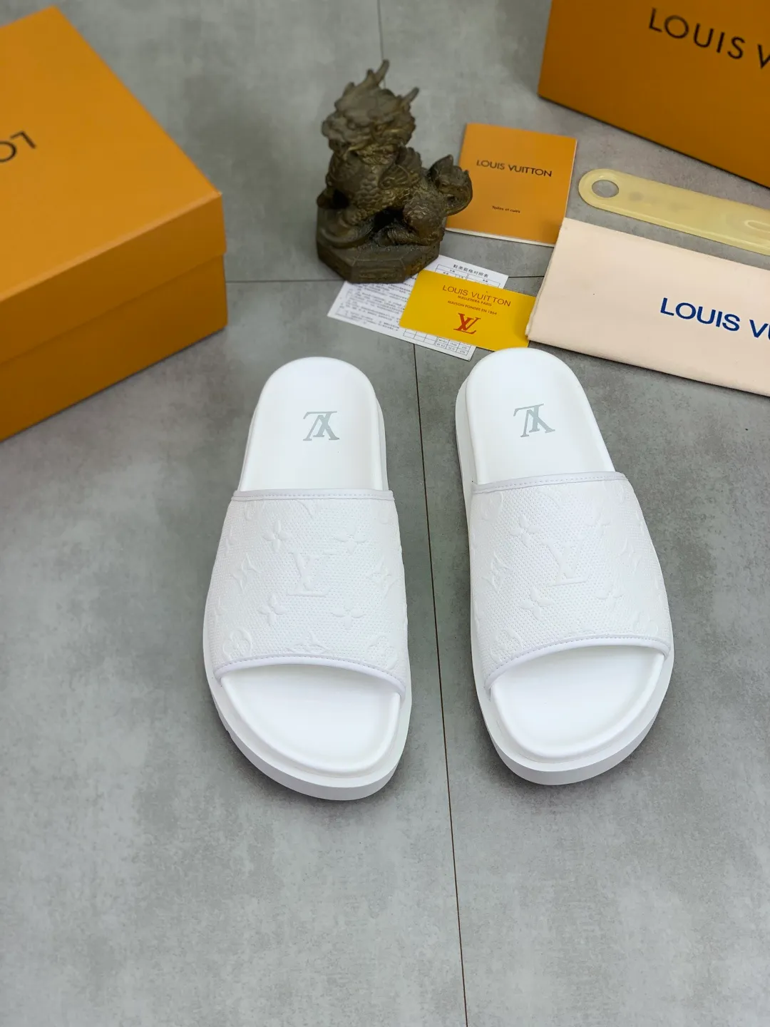 Men's shoes 💰P300💰【New style】🆘 Original quality 【LOUIS VUITTON】The popular Louis Vuitton LV men's slippers on the official website are on sale simultaneously! Original fabric imported from Italy, original factory special supply, code number: 38-44 (45 customized), many colors available